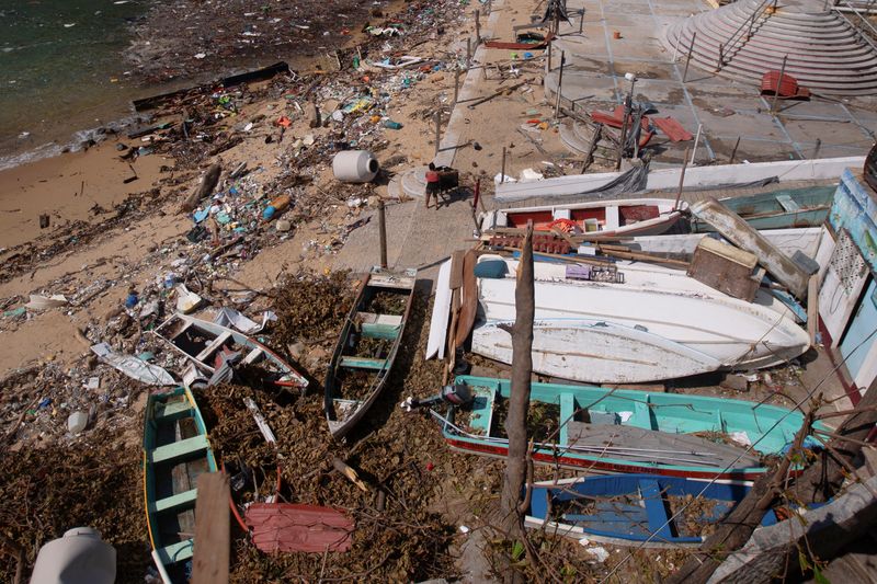 &copy; Reuters. Debris lies on La Angosta Beach, in the aftermath of Hurricane Otis, in Acapulco, Mexico, October 30, 2023. REUTERS/Quetzalli Nicte-Ha