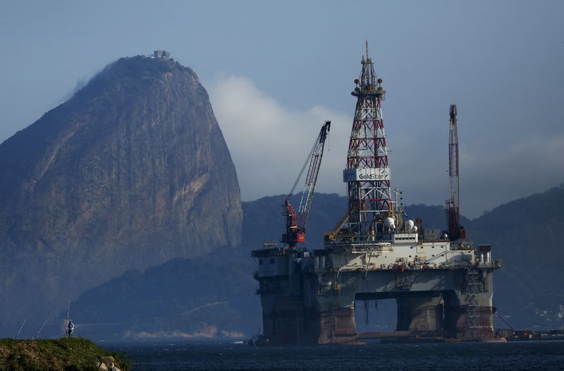 &copy; Reuters. Plataforma de petróleo na Baía da Guanabara, em Niterói
20/04/2015
REUTERS/Pilar Olivares