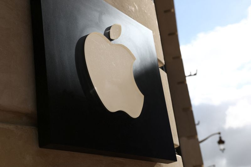&copy; Reuters. FILE PHOTO: An Apple logo is pictured outside an Apple store in Lille, France, September 13, 2023. REUTERS/Stephanie Lecocq