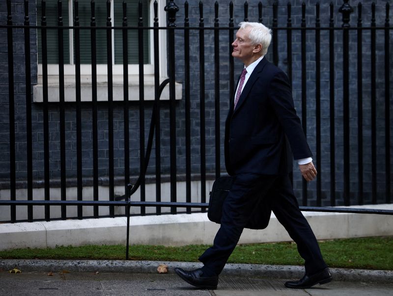 &copy; Reuters. FILE PHOTO: Britain's Minister for Climate Graham Stuart walks outside Number 10 Downing Street in London, Britain October 18, 2022. REUTERS/Henry Nicholls/File Photo