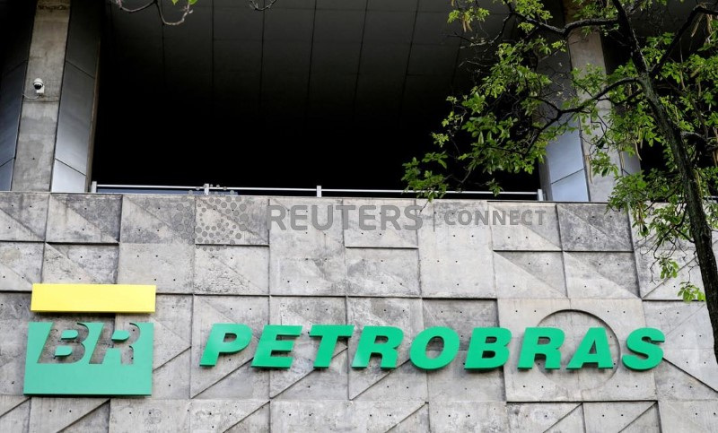 &copy; Reuters. Logo da Petrobras na sede da companhia no Rio de Janeiro