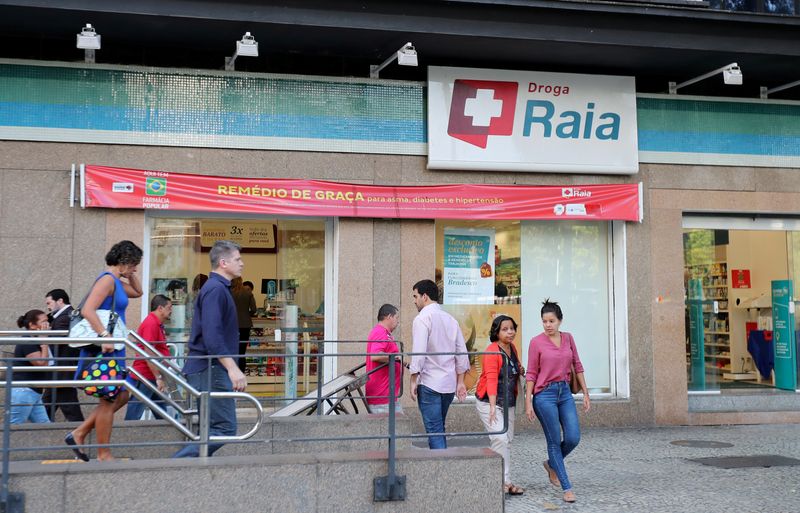 &copy; Reuters. Pesoas caminham em frente à farmácia da Droga Raia no Rio de Janeiro
30/07/2018 REUTERS/Sergio Moraes