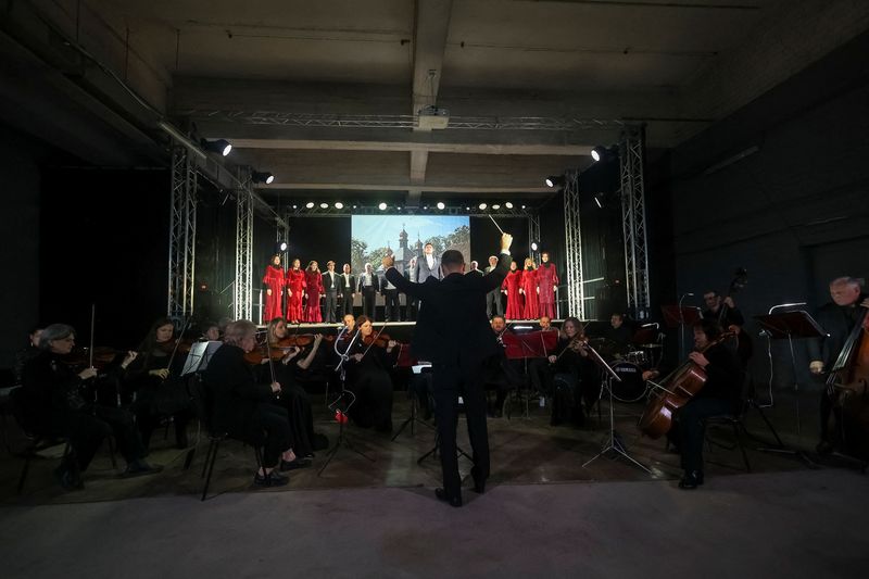 &copy; Reuters. Artistas ensaiam em palco montado em área subterrânea no Teatro Nacional da Ópera do Balé de Kharkiv, na Ucrânia
27/10/2023 REUTERS/Vyacheslav Madiyevskyy