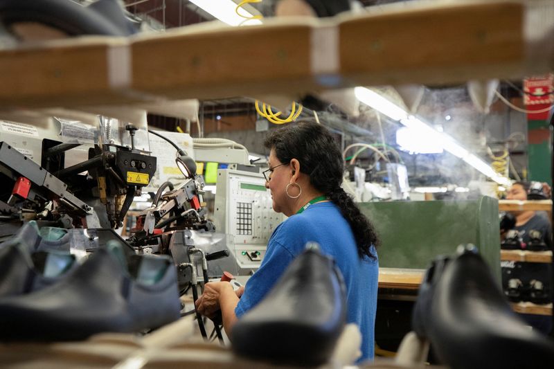 &copy; Reuters. Una donna lavora allo stampo interno di una scarpa alla fabbrica di scarpe San Antonio a Del Rio, Texas, Stati Uniti, 3 aprile 2023. REUTERS/Kaylee Greenlee Beal
