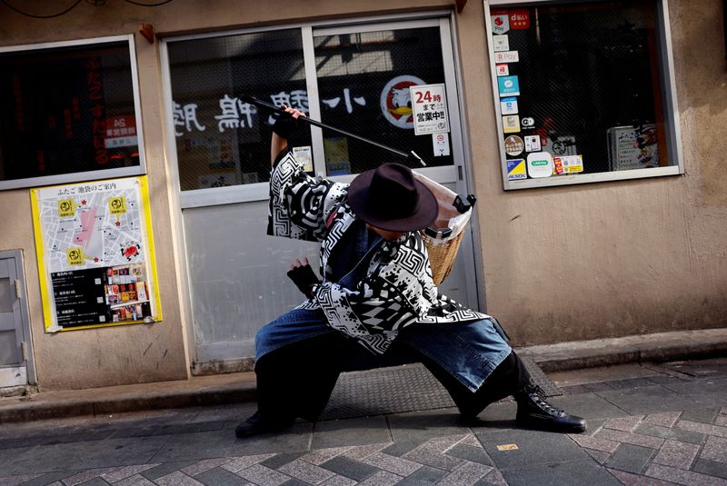 &copy; Reuters. Keisuke Naka, membro do grupo of Gomihiroi Samurai, que coleta lixo em trajes de samurai, recolhe lixo em rua de Tóquio
01/11/2023 REUTERS/Issei Kato