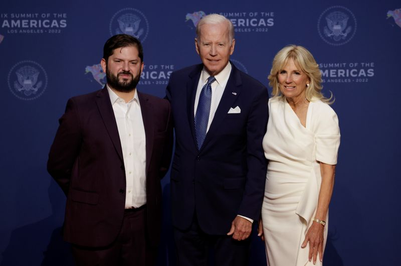 &copy; Reuters. FOTO DE ARCHIVO. El presidente de Estados Unidos, Joe Biden, y la primera dama, Jill Biden, posan con el presidente de Chile, Gabriel Boric, durante la Cumbre de las Américas, en Los Ángeles, California, Estados Unidos. 8 de junio de 2022. REUTERS/Danie