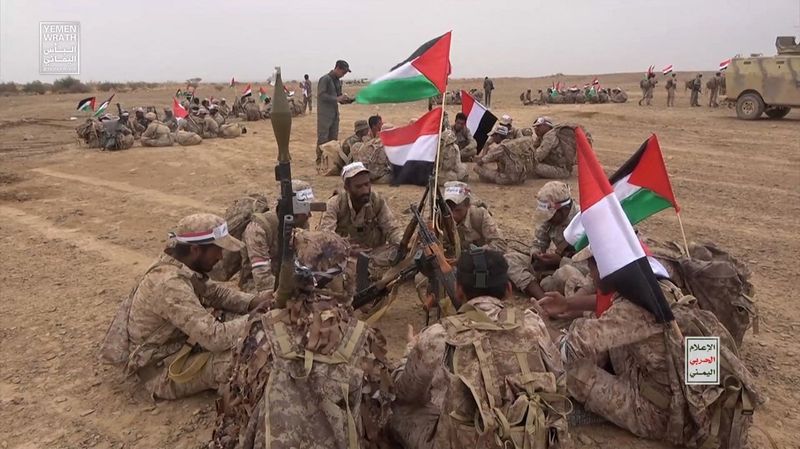 &copy; Reuters. مقاتلون حوثيون يتجمعون خلال مناورة عسكرية بالقرب من صنعا في، اليمن يوم 30 أكتوبر تشرين الأول 2023. صورة لرويترز من المركز الإعلامي للحوثيين.