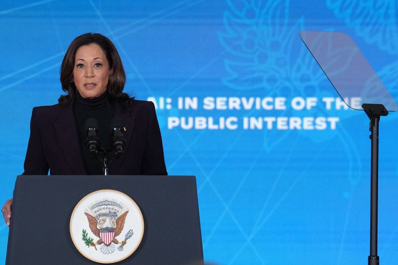 © Reuters. U.S. Vice President Kamala Harris speaks about Artificial Intelligence during a press conference on the first day of the AI Safety Summit 2023, in London, Britain, November 1, 2023 REUTERS/Maja Smiejkowska