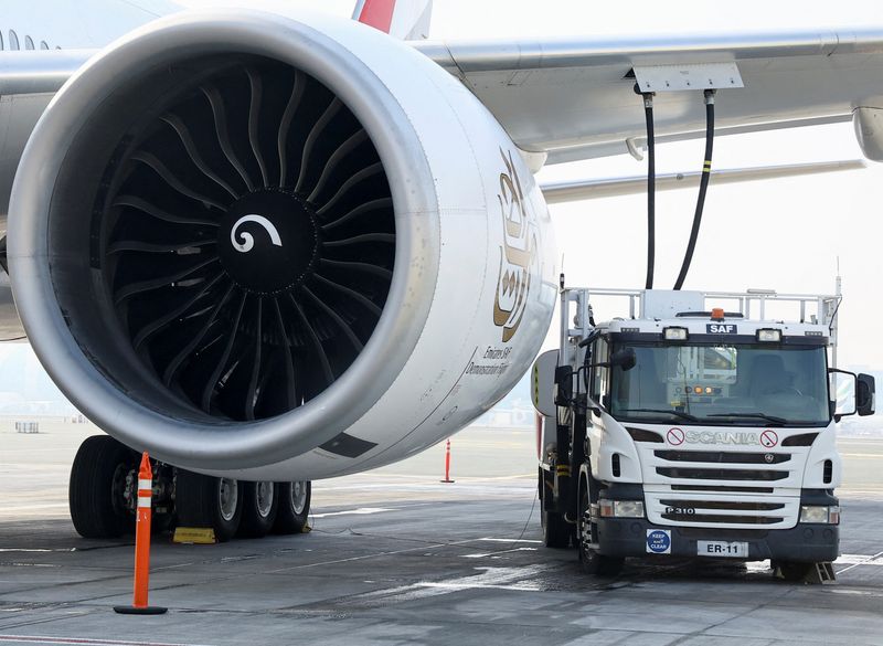 © Reuters. FILE PHOTO: A fuel truck fills up the Emirates Airlines Boeing 777-300ER with Sustainable Aviation Fuel (SAF), during a milestone demonstration flight while running one of its engines on 100% (SAF) at Dubai airport, in Dubai, United Arab Emirates, January 30, 2023. REUTERS/Rula Rouhana/File Photo