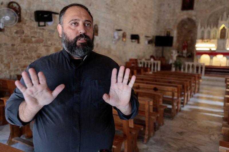 &copy; Reuters. طوني إلياس (40 عاما) كاهن قرية رميش المسيحية يتحدث للصحفيين حول الصراع بين إسرائيل وحزب الله .في كنسية القديس جاورجيوس بقرية رميش جنوب لبنان .