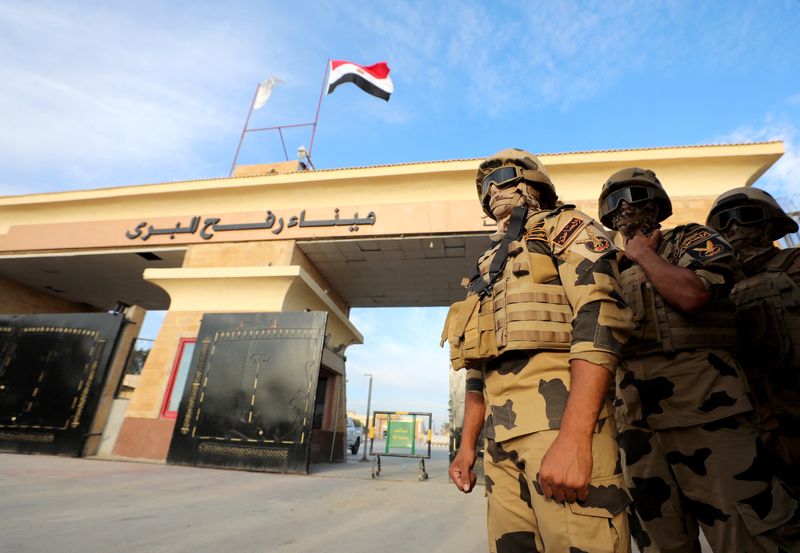 &copy; Reuters. عسكريون يقفون للحراسة بالقرب من معبر رفح البري في مصر يوم الثلاثاء. تصوير: محمد عبد الغني - رويترز.