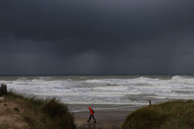 &copy; Reuters. Vue sur la plage du Portel, à l'approche de la tempête Ciaran, dans le nord de la France. /Photo prise le 1er novembre 2023/REUTERS/Pascal Rossignol