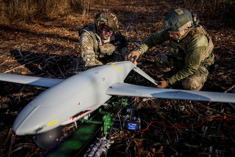 © Reuters. FILE PHOTO: Servicemen of the 15th Separate Artillery Reconnaissance Brigade of the Armed Forces of Ukraine prepare a Shark drone for launching, amid Russia's attack on Ukraine, in Kharkiv region, Ukraine, October 30, 2023. REUTERS/Alina Smutko/File Photo