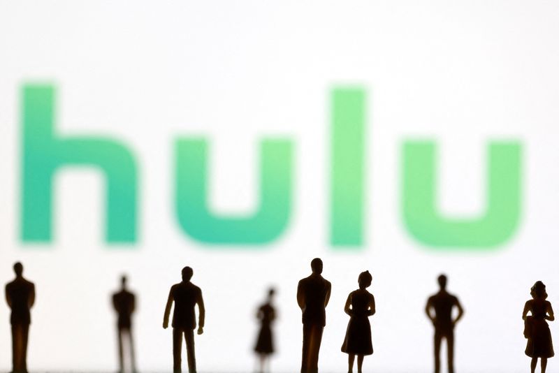 &copy; Reuters. Figuras de juguete de personas delante del logotipo de Hulu, en esta ilustración tomada el 20 de enero de 2022. REUTERS/Dado Ruvic/IIustración/Archivo
