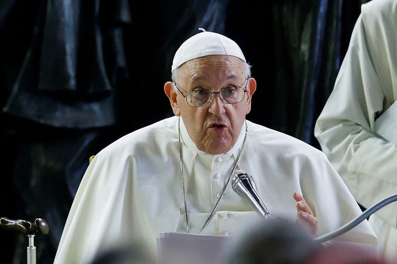 &copy; Reuters. FILE PHOTO: Pope Francis holds prayer for migrants and refugees, with the 'Angels Unaware' monument, dedicated to the world's migrants and refugees, behind him in St. Peter's Square, at the Vatican, October 19, 2023. REUTERS/Remo Casilli/File Photo