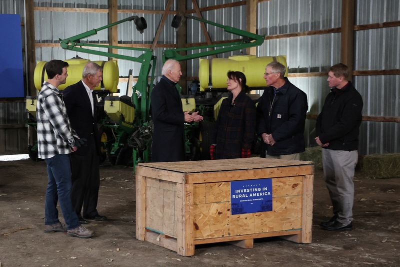 © Reuters. U.S. President Joe Biden and U.S. Agriculture Secretary Tom Vilsack talk with Rusty Kluver, Nancy Kluver, Brad Kluver, and Rob Kluver, during a visit to Dutch Creek Farms in Northfield, Minnesota, U.S., November 1, 2023. REUTERS/Leah Millis