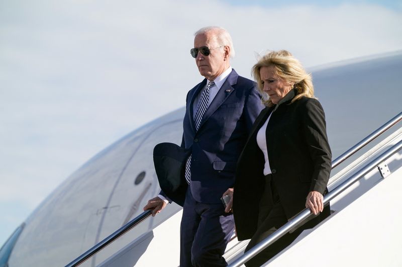 &copy; Reuters. U.S. President Joe Biden and first lady Jill Biden disembark from Air Force One on return travel to Washington, at Joint Base Andrews, Maryland, U.S., October 30, 2023. REUTERS/Elizabeth Frantz