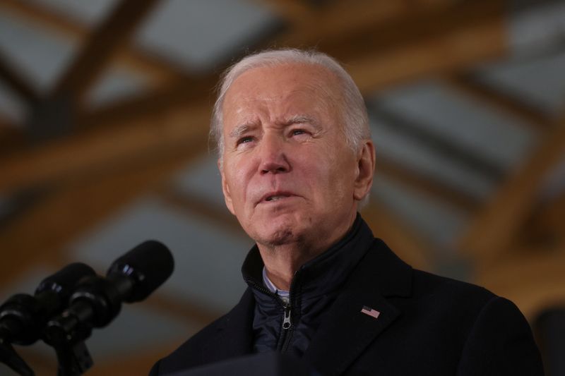 &copy; Reuters. Le président américain Joe Biden prononce un discours lors d'une visite à Dutch Creek Farms à Northfield, au Minnesota, aux États-Unis. /Photo prise le 1er novembre 2023/REUTERS/Leah Millis