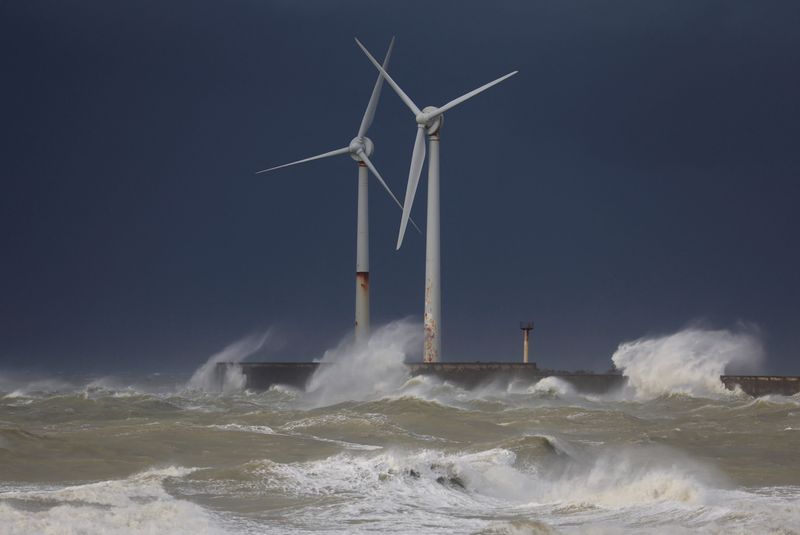 &copy; Reuters. Des vagues s'écrasent sur une digue près des éoliennes lors de la tempête Ciaran à Boulogne-sur-Mer, en France. /Photo prise le 1er novembre 2023/Pascal Rossignol