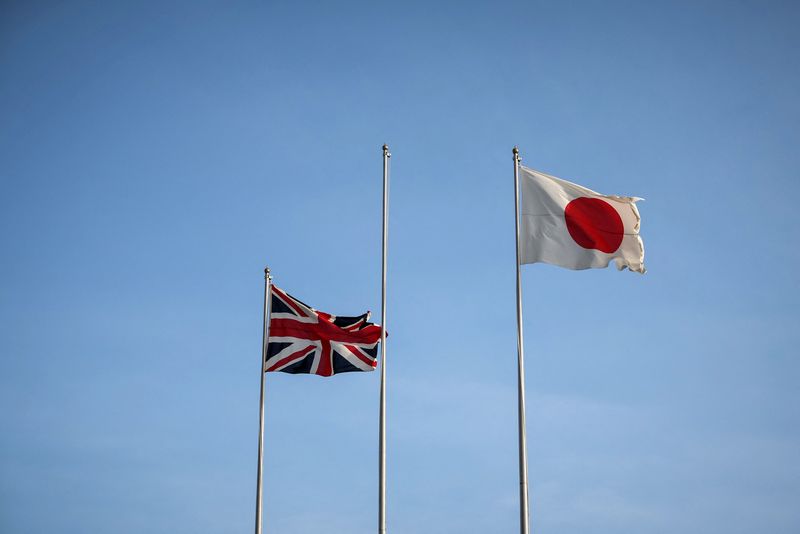 &copy; Reuters. علما اليابان وبريطانيا يرفرفان في طوكيو يوم 16 مارس آذار 2023. صورة لرويترز من ممثل لوكالات الأنباء.