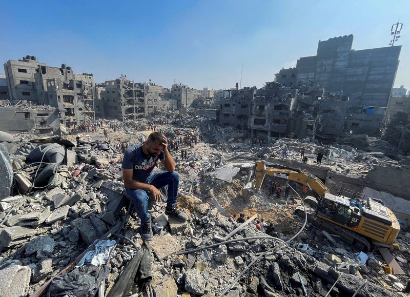 &copy; Reuters. Un hombre emocionado mientras los palestinos buscan víctimas un día después de los ataques israelíes contra casas en el campo de refugiados de Jabaliya, en el norte de la Franja de Gaza. 1 de noviembre de 2023. REUTERS/Mohammed al-Masri