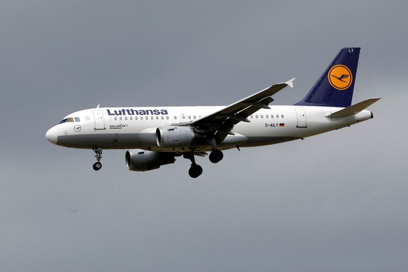 &copy; Reuters. Photo d'archives: Un avion Airbus A319 de Lufthansa atterrit à l'aéroport international Charles de Gaulle à Roissy, près de Paris. /Photo prise le 28 juillet 2017/REUTERS/Benoit Tessier/File Photo