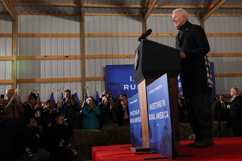 &copy; Reuters. الرئيس الأمريكي جو بايدن يلقي كلمة خلال زيارة لمزارع في نورثفيلد بولاية مينيسوتا بالولايات المتحدة يوم الأربعاء. تصوير: ليا ميليس - رويترز.