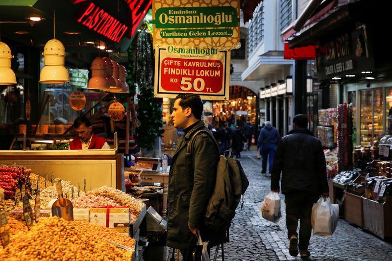 &copy; Reuters. أحد العملاء يتسوق في إسطنبول بتركيا يوم 19 يناير كانون الثاني 2023. تصوير: ديلارا شنكايا - رويترز.