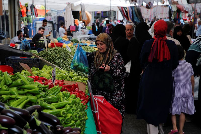 &copy; Reuters. أشخاص يتسوقون في سوق للخضروات والفاكهة في إسطنبول بتركيا في الخامس من يوليو تموز 2023. تصوير: ديلارا شنكايا - رويترز.