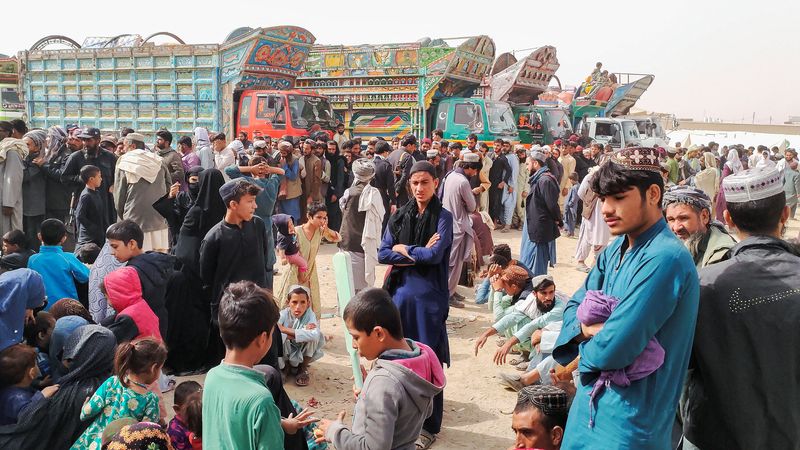 &copy; Reuters. Afghan citizens gather to get their registrations to cross into Afghanistan, after Pakistan gives the last warning to undocumented immigrants to leave, at the Friendship Gate of Chaman Border Crossing along the Pakistan-Afghanistan Border in Balochistan P