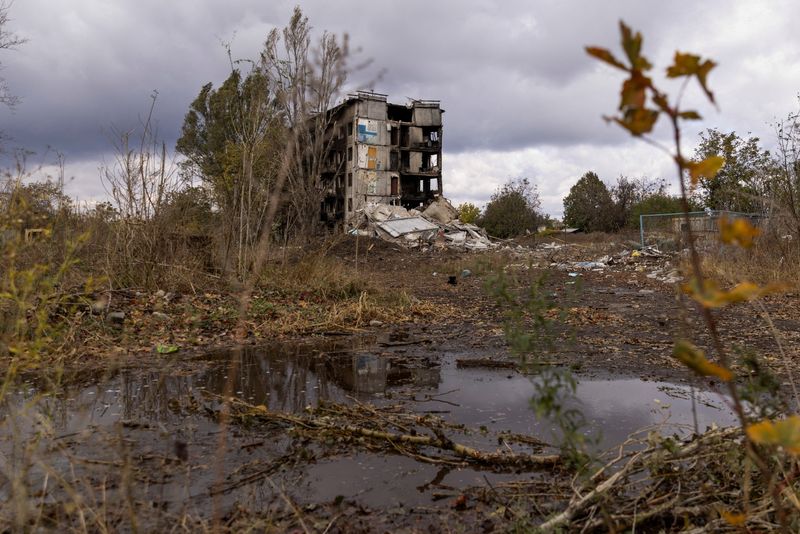 &copy; Reuters. FOTO DE ARCHIVO: Un edificio residencial fuertemente dañado, en medio del ataque de Rusia contra Ucrania, en la ciudad de Avdivka, región de Donetsk, Ucrania. 17 de octubre 2023. REUTERS/Yevhen Titov