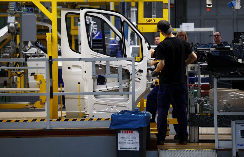 © Reuters. FILE PHOTO: Employees work at the production site of Mercedes Benz Ludwigsfelde GmbH as German Chancellor Olaf Scholz (not pictured) visits the site, in Ludwigsfelde in the south of Berlin, Germany, April 28, 2023. REUTERS/Christian Mang/File Photo