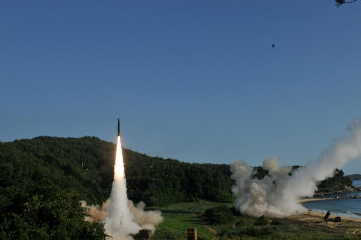 © Reuters. FILE PHOTO: United States and South Korean troops utilizing the Army Tactical Missile System (ATACMS) and South Korea's Hyunmoo Missile II, fire missiles into the waters of the East Sea, off South Korea, July 5, 2017.   8th United States Army/Handout via REUTERS  