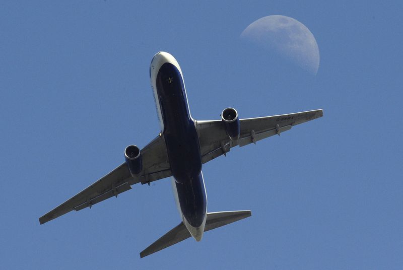 &copy; Reuters. FOTO DE ARCHIVO. La luna detrás de un avión que despega del aeropuerto de Heathrow en el oeste de Londres, Reino Unido. 21 de abril de 2010. REUTERS/Toby Melville