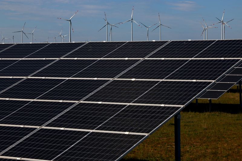 &copy; Reuters. FILE PHOTO: Solar panels of Germany's largest solar park Weesow-Willmersdorf by energy supplier EnBW AG are seen next to wind turbines in Werneuchen, Germany September 21, 2023. REUTERS/Lisi Niesner/File Photo