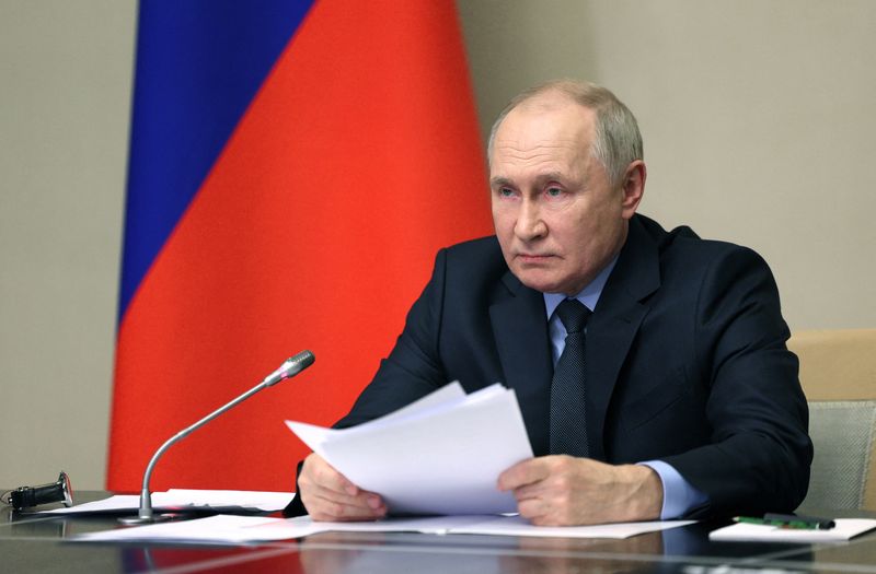 &copy; Reuters. الرئيس الروسي فلاديمير بوتين يترأس اجتماعا لأعضاء مجلس الأمن والحكومة ورؤساء وكالات إنفاذ القانون خارج موسكو يوم 30 أكتوبر تشرين الأول 2023. ص