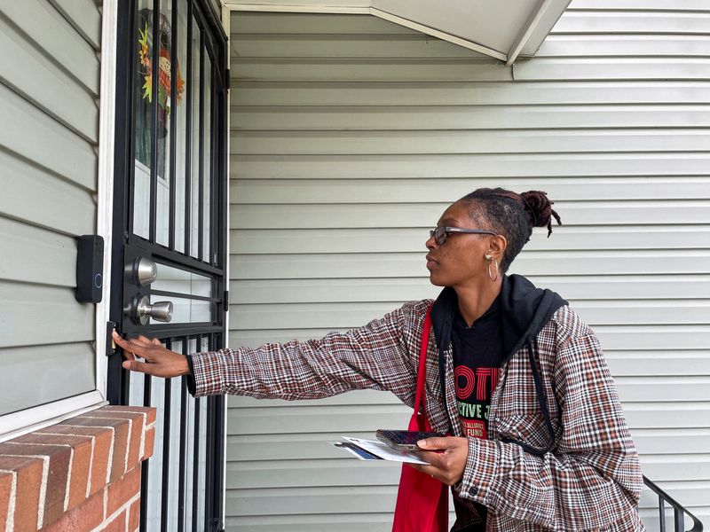 &copy; Reuters. Lena Collins, an organizer with the Ohio Women's Alliance, goes door-to-door to speak with voters about the state's upcoming referendum on abortion rights, in Columbus, Ohio, U.S., October 25, 2023. REUTERS/Joseph Ax/File Photo