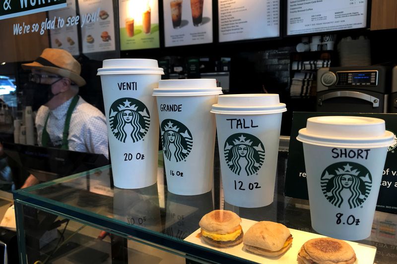 © Reuters. FILE PHOTO: Starbucks cups are pictured on a counter in the Manhattan borough of New York City, New York, U.S., February 16, 2022. REUTERS/Carlo Allegri/File Photo