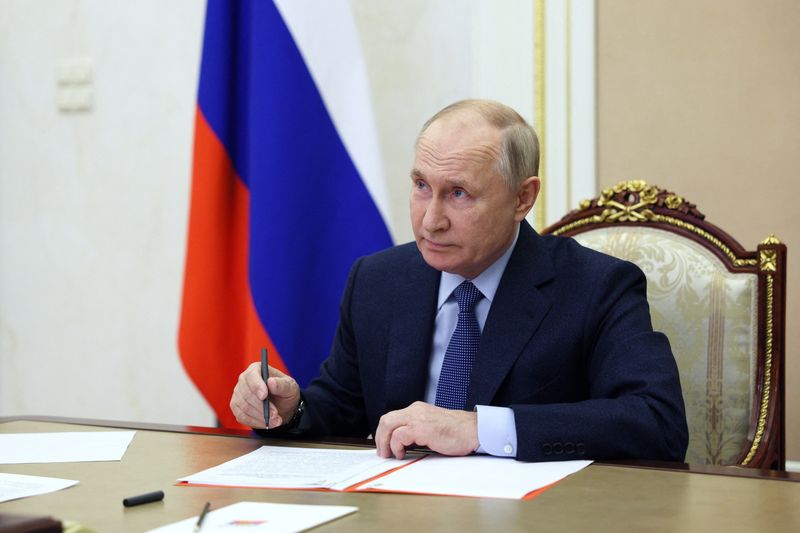 &copy; Reuters. ロシアのプーチン大統領は２日、包括的核実験禁止条約（ＣＴＢＴ）の批准撤回法案に署名し、同法は成立した。１０月２７日の代表撮影。（2023年　ロイター）