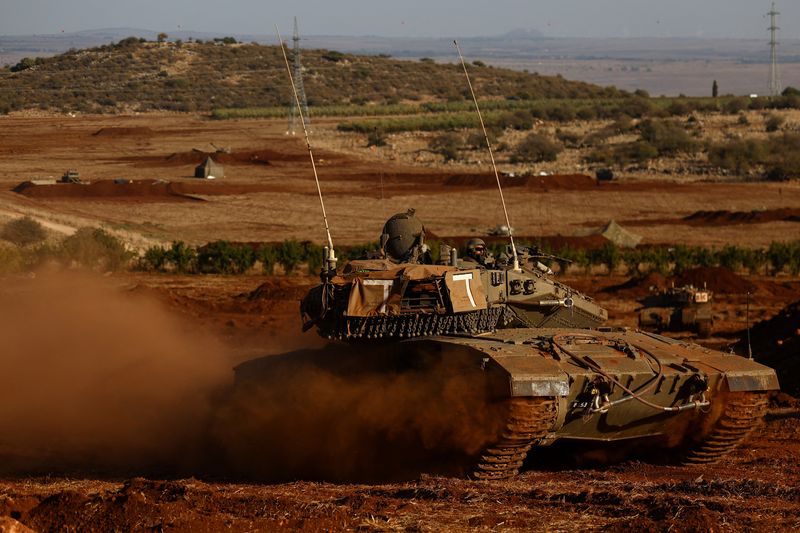 &copy; Reuters. دبابة إسرائيلية تشارك في مناورة عسكرية بالقرب من حدود إسرائيل مع لبنان في شمال إسرائيل يوم 26 أكتوبر تشرين الأول 2023. تصوير: ليسي نيسنر - رويتر
