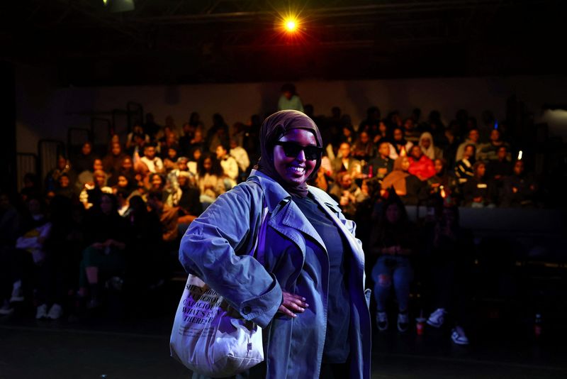 © Reuters. Actor Nadjma Abshir, 29 year old, performs a scene from the play ‘Desperate Times’, a sell-out comedy presentation by the Somali women's theatre company ‘Side eYe Productions’, at the Rich Mix arts centre in London, Britain, October 25, 2023. REUTERS/Hannah McKay/File Photo