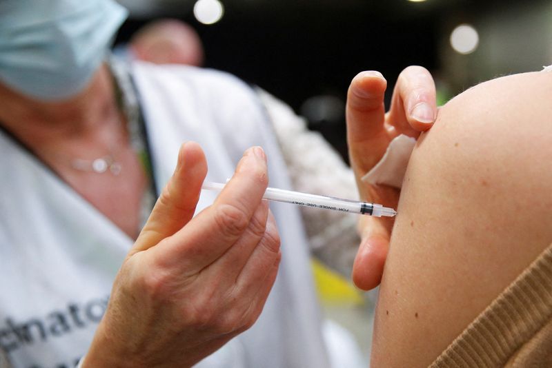 © Reuters. FILE PHOTO: A woman receives a booster dose of Moderna coronavirus disease (COVID-19) vaccine at a vaccination centre in Antwerp, Belgium, February 1, 2022. REUTERS/Johanna Geron/File Photo