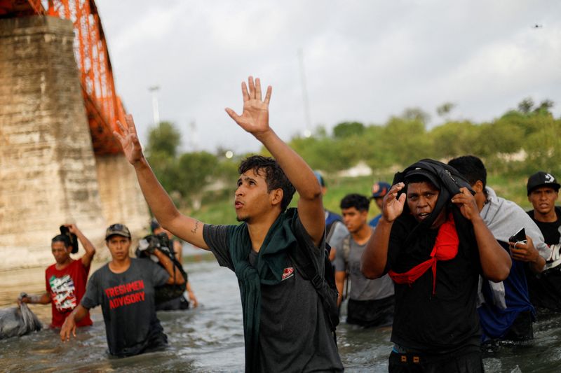 &copy; Reuters. FOTO DE ARCHIVO: Un migrante venezolano da gracias a Dios mientras camina a través del río Grande en un intento de buscar asilo en Estados Unidos, visto desde Piedras Negras, México. 30 de septiembre, 2023. REUTERS/Daniel Becerril/Archivo