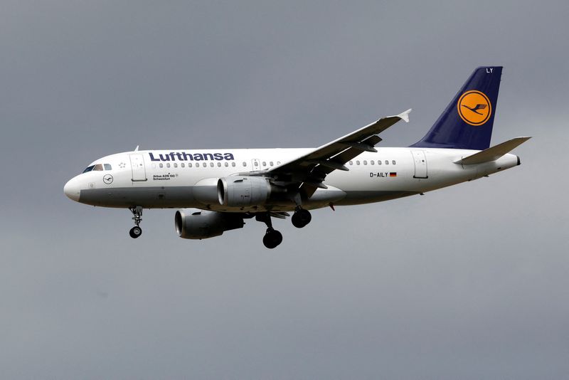 &copy; Reuters. Un aereo Lufthansa atterra all'aeroporto Charles de Gaulle di Parigi. 28 ottobre 2017. REUTERS/Benoit Tessier/File Photo