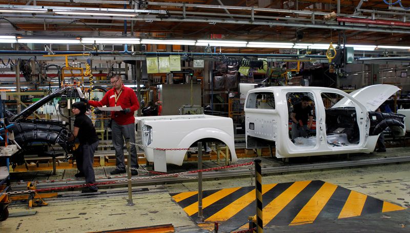 &copy; Reuters. Operai al lavoro nella fabbrica Nissan di Barcellona. 23 maggio 2012. REUTERS/Albert Gea/File Photo             