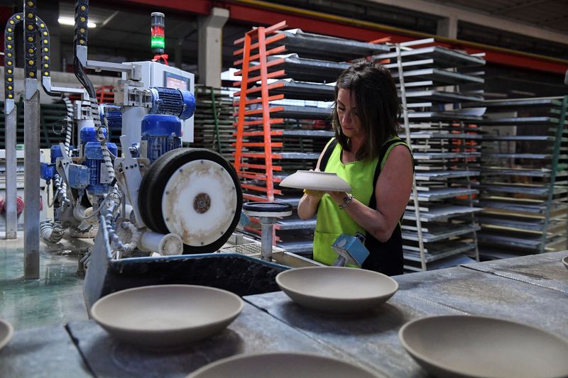 &copy; Reuters. Un'operaia al lavoro in una fabbrica di ceramiche a Citta di Castello. 30 agosto 2022. REUTERS/Jennifer Lorenzini