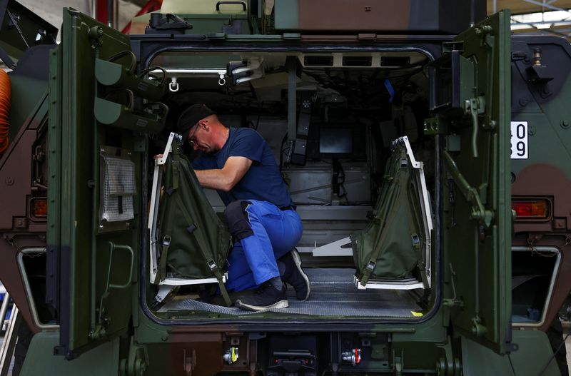&copy; Reuters. Un operaio al lavoro nella fabbrica Rheinmetall di Kassel in Germania. 25 luglio 2023.  REUTERS/Kai Pfaffenbach
