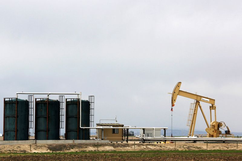 &copy; Reuters. Una pompa di estrazione petrolifera a Granum in Canada. 6 maggio 2020.  REUTERS/Todd Korol/File Photo
