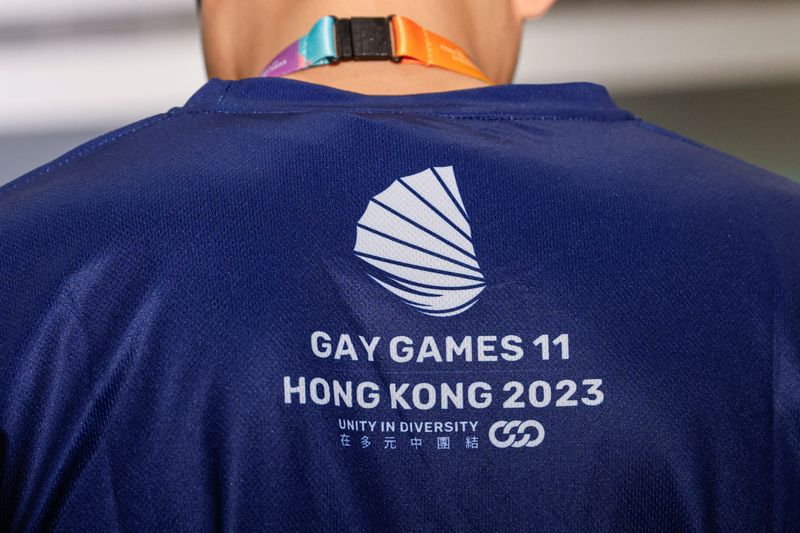 &copy; Reuters. Un voluntario asiste a una rueda de prensa previa a los Juegos Gay en Hong Kong, China, el 2 de noviembre de 2023. REUTERS/Tyrone Siu