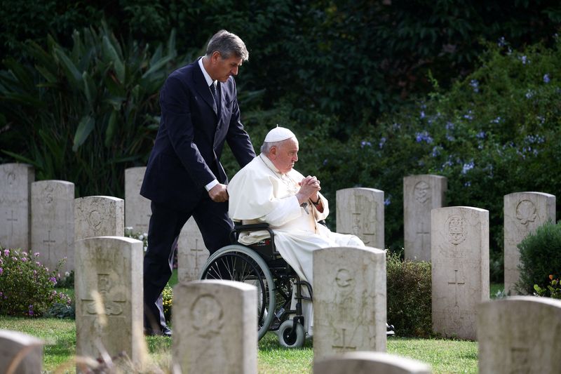 &copy; Reuters. El papa Francisco llega al Cementerio de Guerra de Roma para encabezar una misa en el día en que los cristianos de todo el mundo conmemoran a sus muertos, en Roma, Italia. 2 de noviembre de 2023. REUTERS/Guglielmo Mangiapane